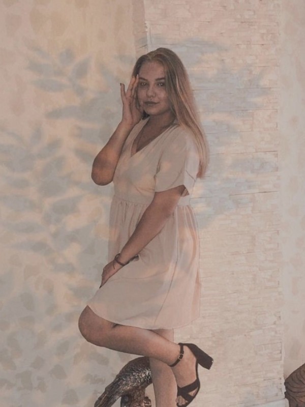 Алевтина привлекательная девушка из Великого новгорода цена от 3500 руб